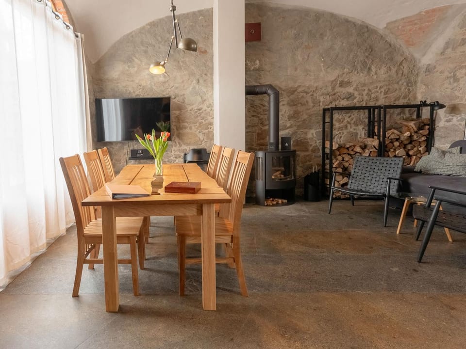 TV and multimedia, Living room, Seating area, Dining area, fireplace