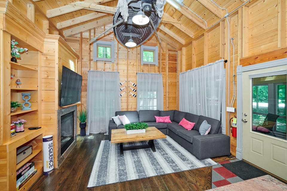 Dollybrook 4 Pet Friendly Community Pool Groups Welcome House in Michigan