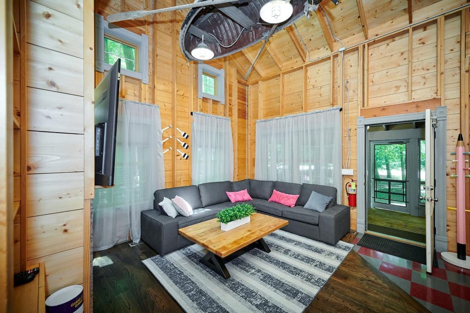 Dollybrook 4 Pet Friendly Community Pool Groups Welcome House in Michigan