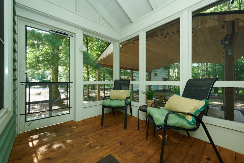 Dollybrook 2 Pet Friendly Community Pool Groups Welcome House in Michigan