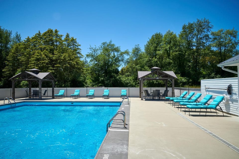 Dollybrook Cottage 1 Pet Friendly Community Pool Groups Welcome House in Michigan