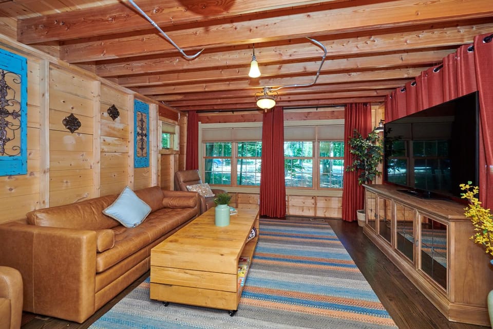 Dollybrook Cottage 1 Pet Friendly Community Pool Groups Welcome House in Michigan