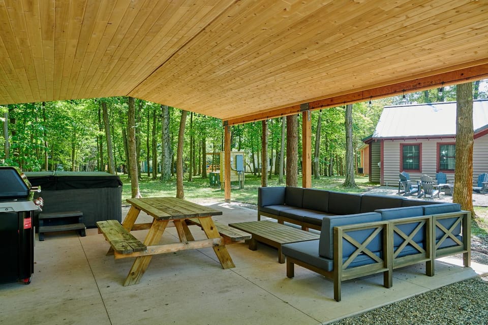 Dollybrook 5 Pet Friendly Community Pool Groups Welcome House in Michigan