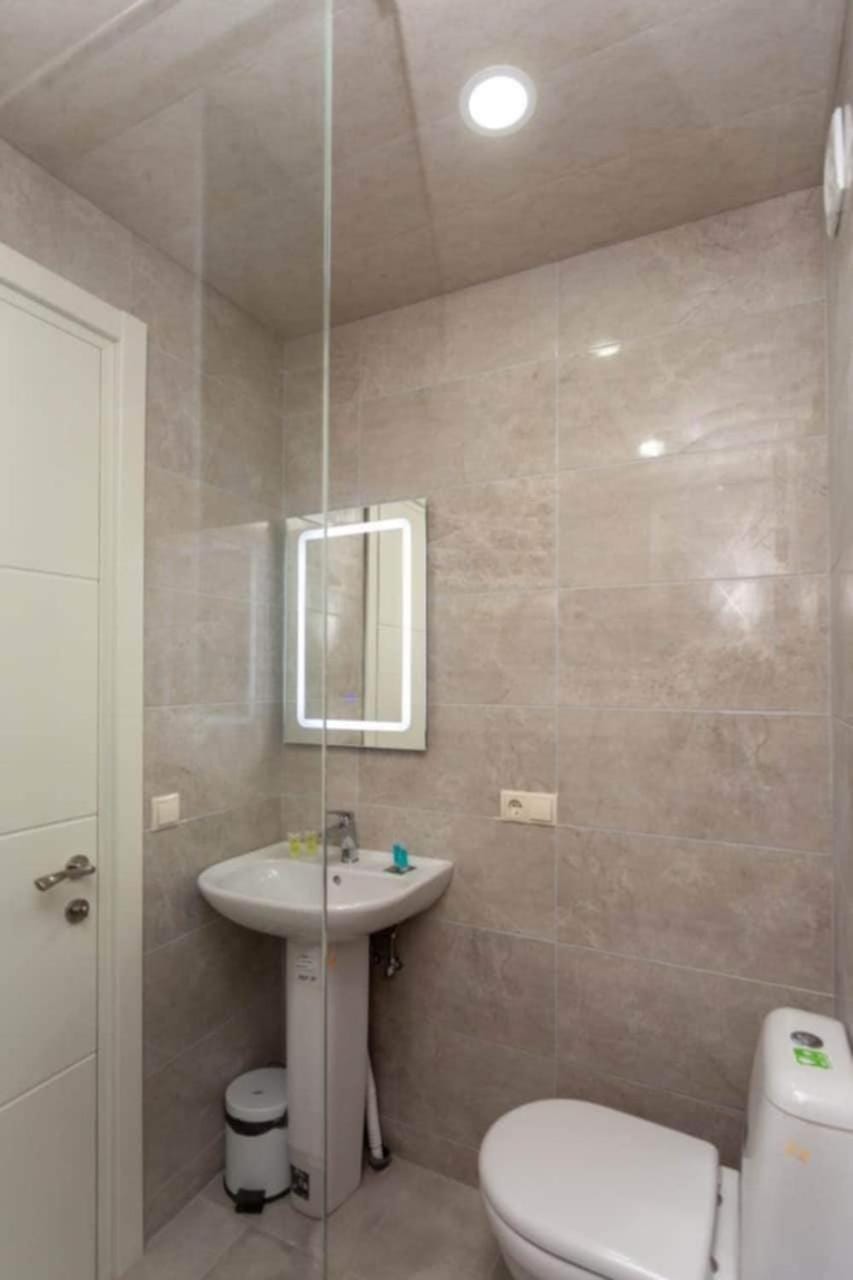 Shower, Toilet