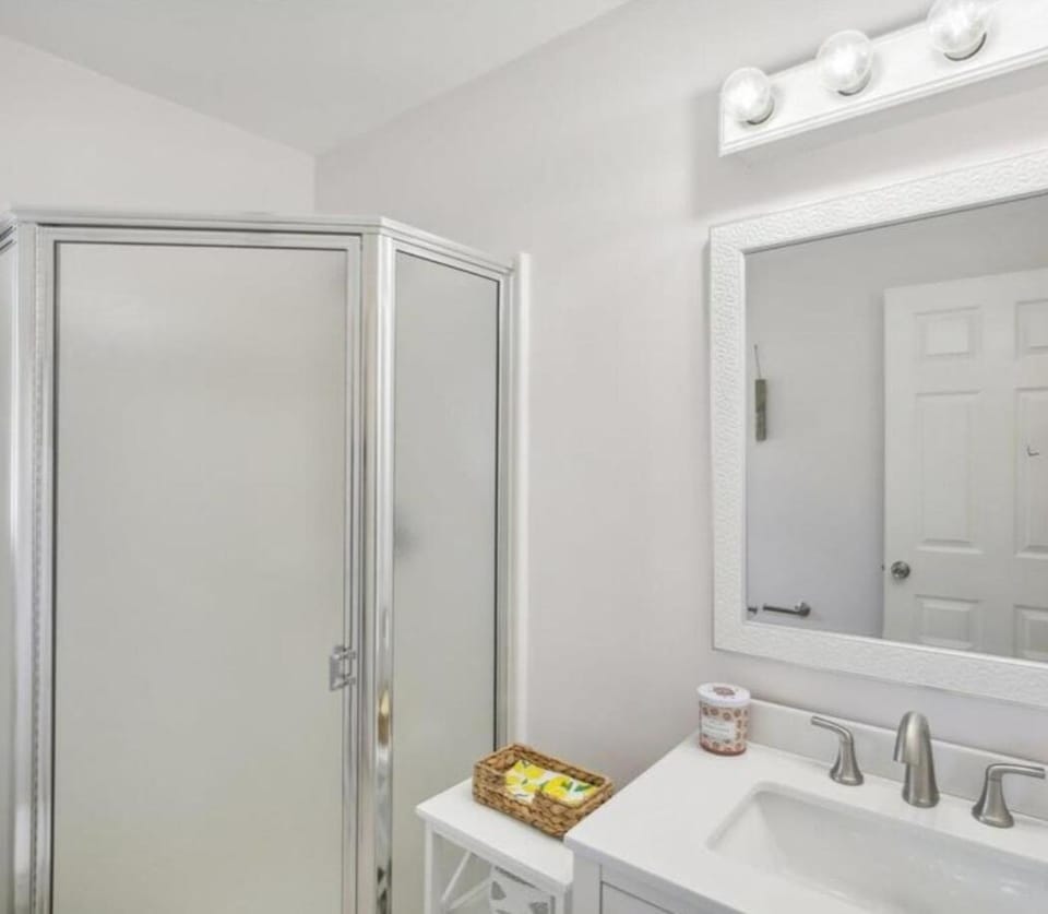 Newly Luxury Dream Home With 4 Bedroom 2 Full Bath, Full Body Massage Chair, 65Inch TV, Nice Deck, Fenced Backyard, Private Gym Villa in Madison Heights
