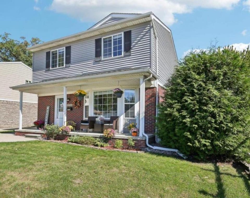 Newly Luxury Dream Home With 4 Bedroom 2 Full Bath, Full Body Massage Chair, 65Inch TV, Nice Deck, Fenced Backyard, Private Gym Villa in Madison Heights