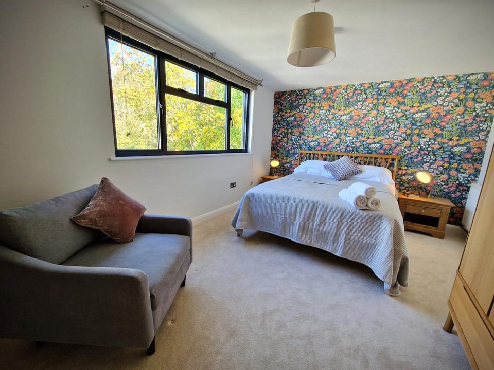 Bed, TV and multimedia, Bedroom, hair dryier, wardrobe