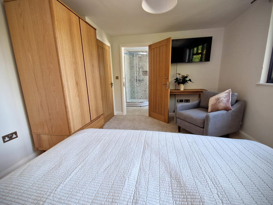 Bed, TV and multimedia, Bedroom, wardrobe