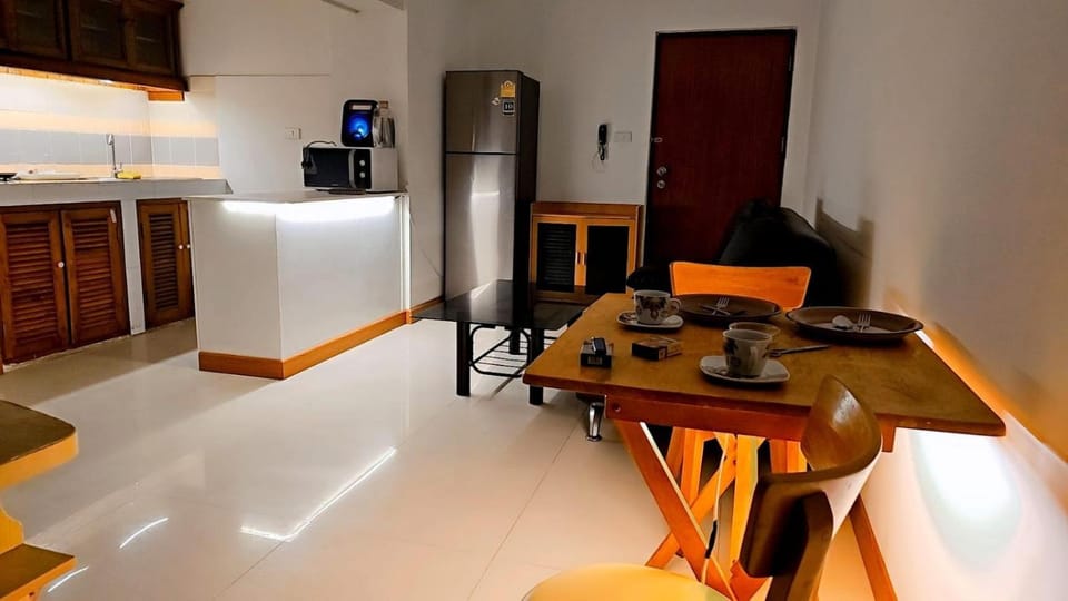 Kitchen or kitchenette, Dining area, minibar, oven