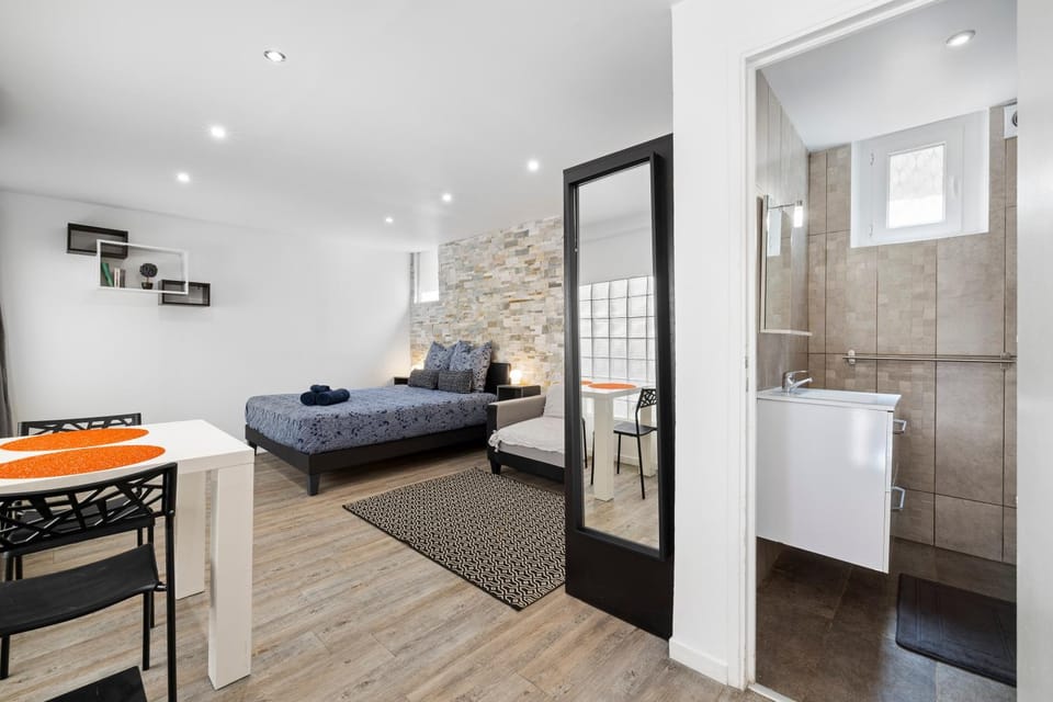 Photo of the whole room, Bedroom
