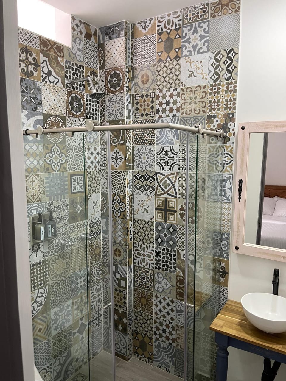 Restaurant/places to eat, Bathroom, Bathroom, Breakfast