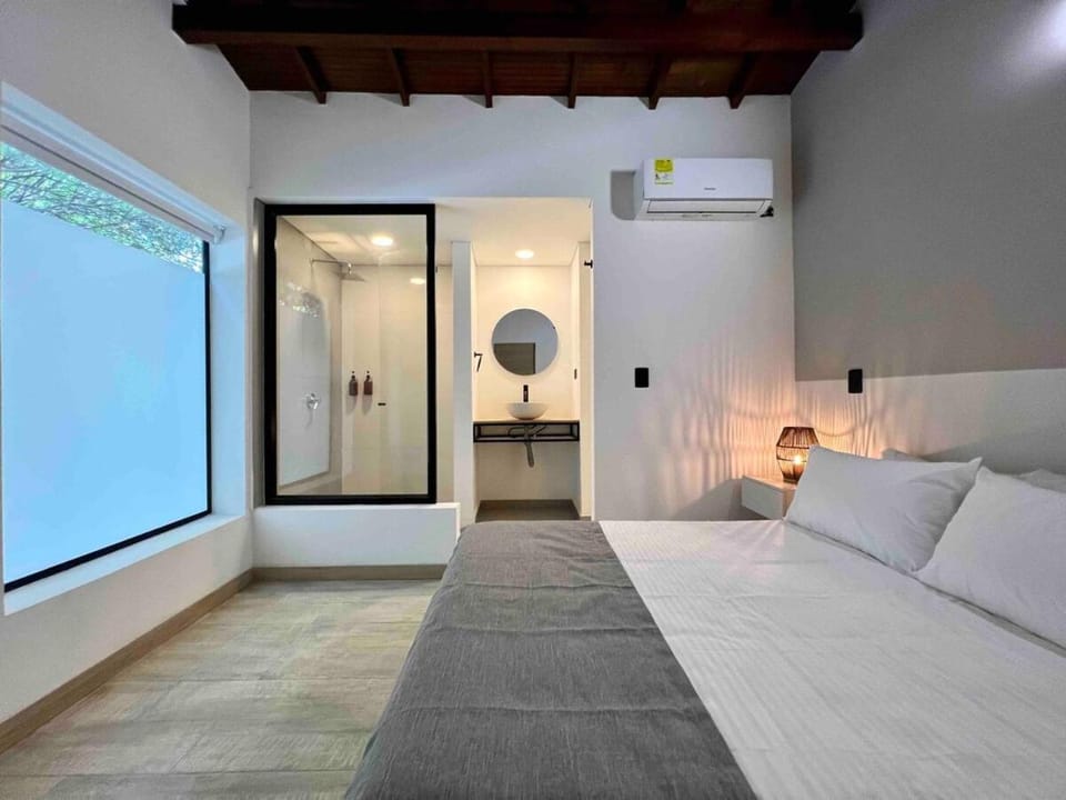BORA BORA - Huge Jacuzzi, Rooftop & AC in Provenza Apartment in Medellin