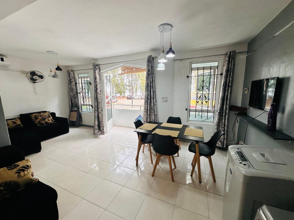 Communal lounge/ TV room, TV and multimedia, Living room, Seating area, Dining area