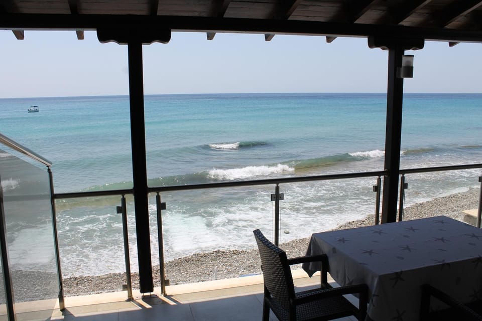 Natural landscape, View (from property/room), Balcony/Terrace, Dining area, Beach, Sea view