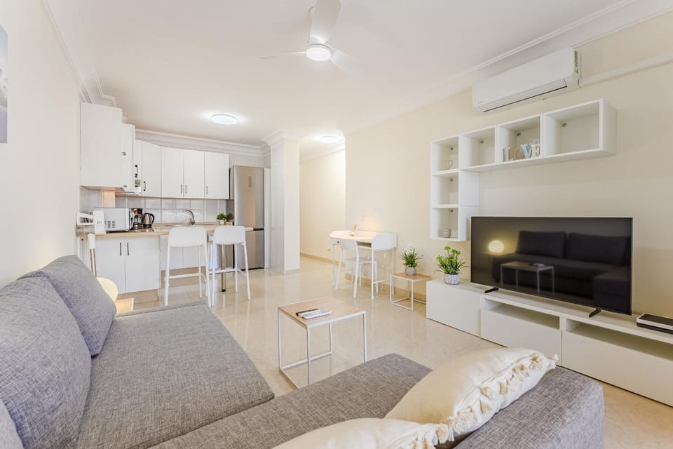 TV and multimedia, Kitchen or kitchenette, Living room, Seating area, Dining area, stove, air conditioner