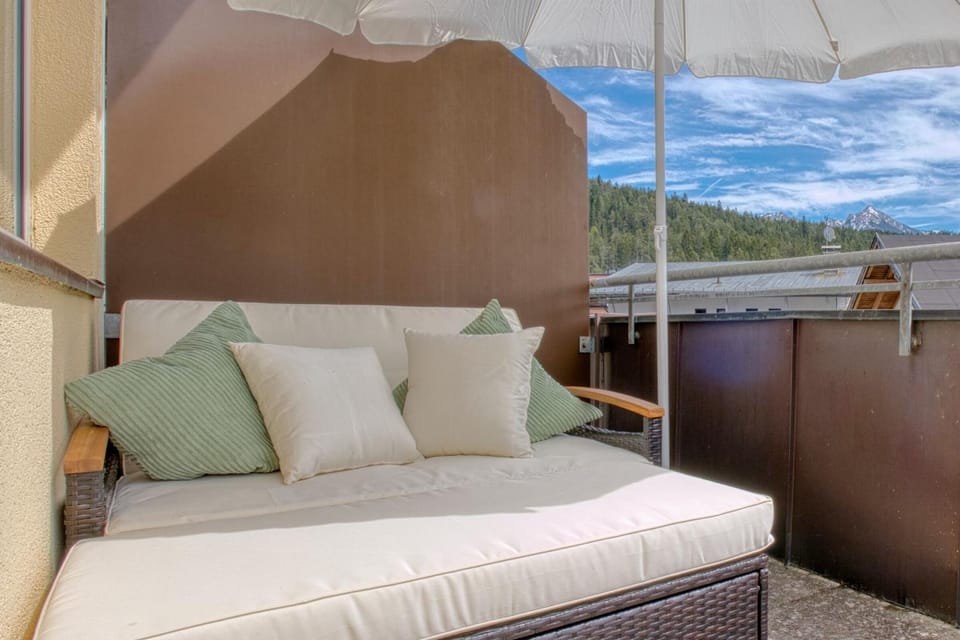 Balcony/Terrace, Balcony/Terrace, Seating area, Mountain view