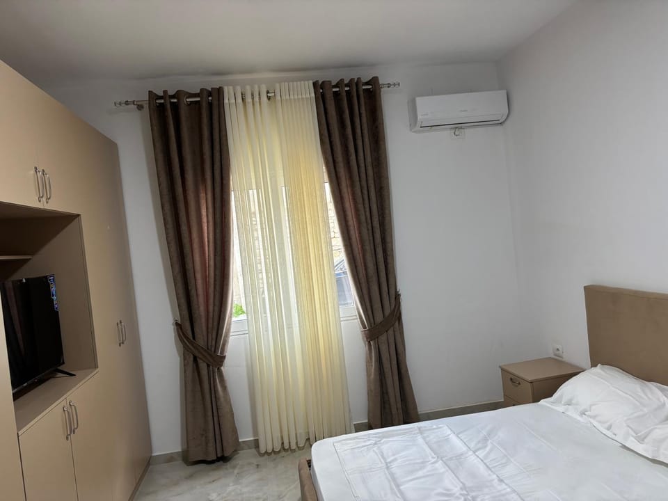 Communal lounge/ TV room, Bed, TV and multimedia, Photo of the whole room, Evening entertainment, Bedroom, air conditioner