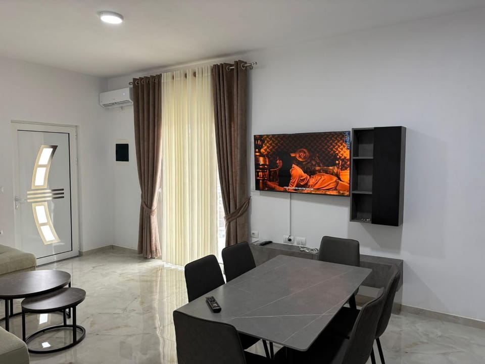 Communal lounge/ TV room, TV and multimedia, Living room, Seating area, Dining area, Evening entertainment