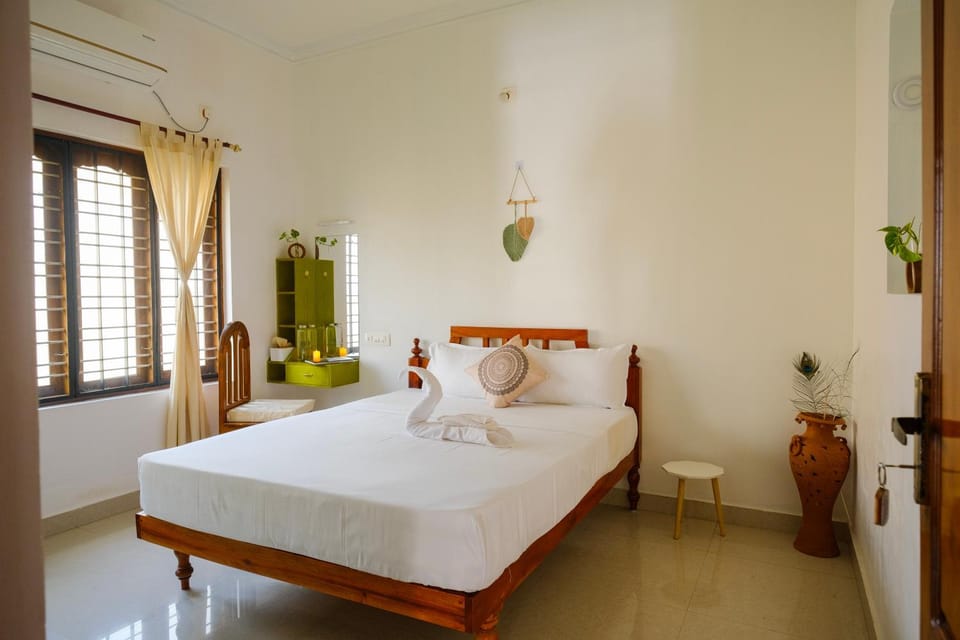 Bed, Photo of the whole room, Bedroom, towels