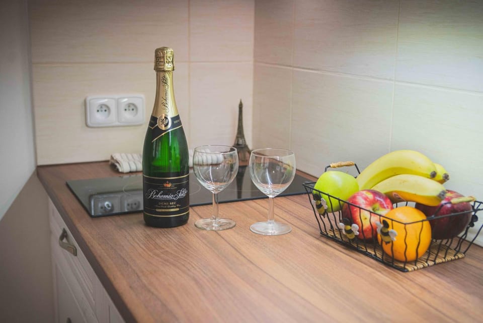 Kitchen or kitchenette, Food and drinks
