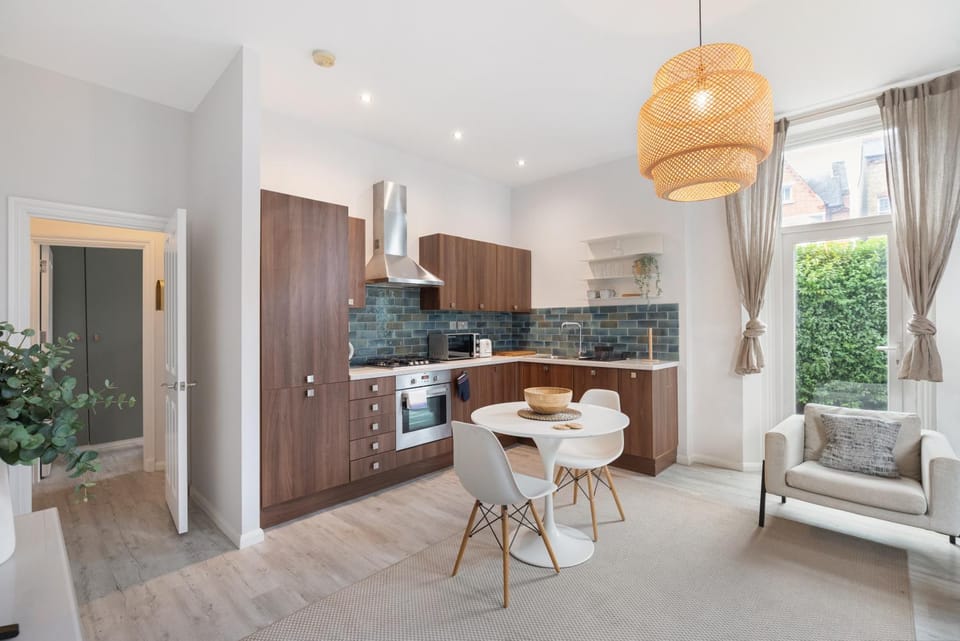 Kitchen or kitchenette, Living room, Seating area, Dining area, stove