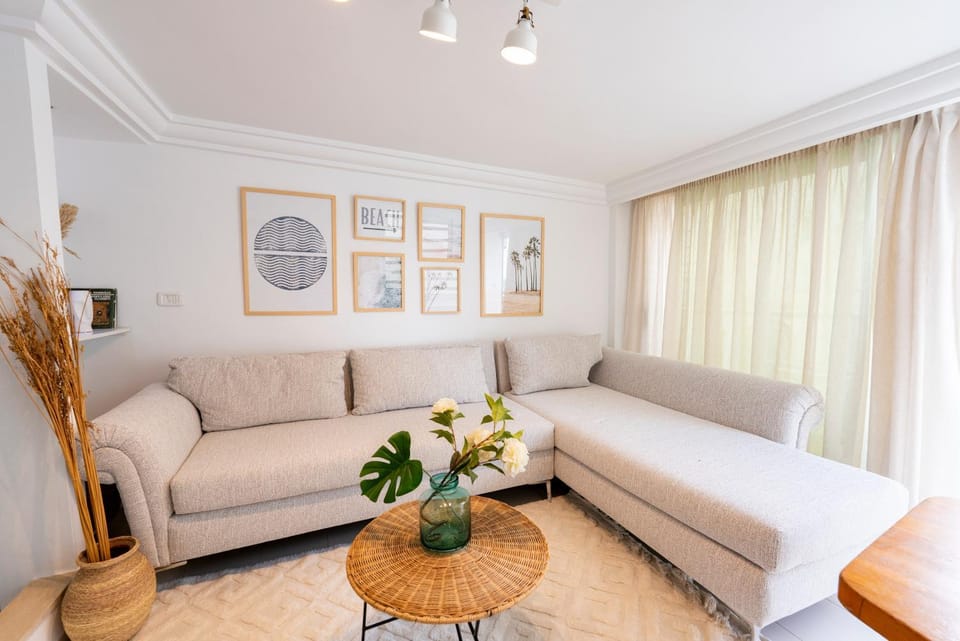 Bed, Living room, Photo of the whole room, Seating area
