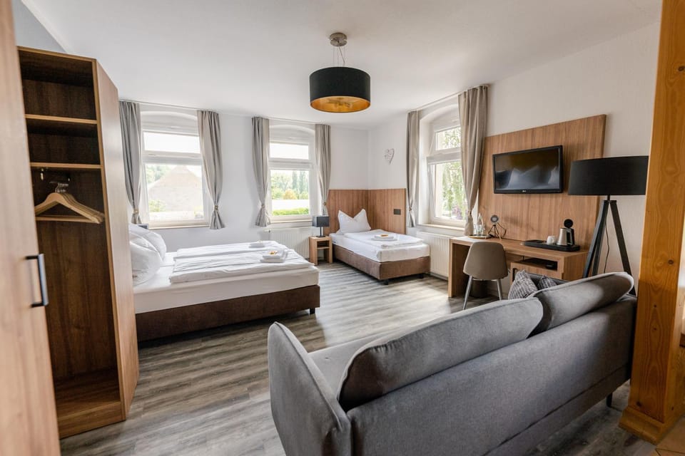 TV and multimedia, Photo of the whole room, Seating area, Bedroom