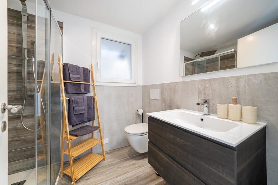 Shower, Toilet, Bathroom, towels