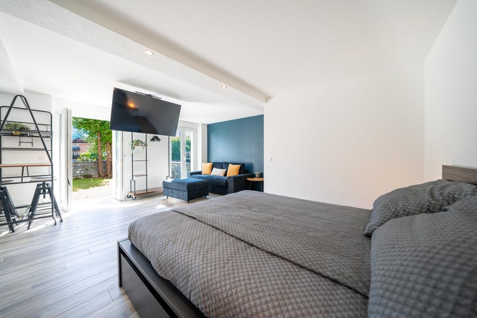 Bed, TV and multimedia, Living room, Seating area, Bedroom