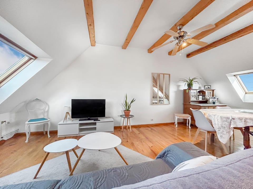 Communal lounge/ TV room, TV and multimedia, Living room, Seating area, Dining area