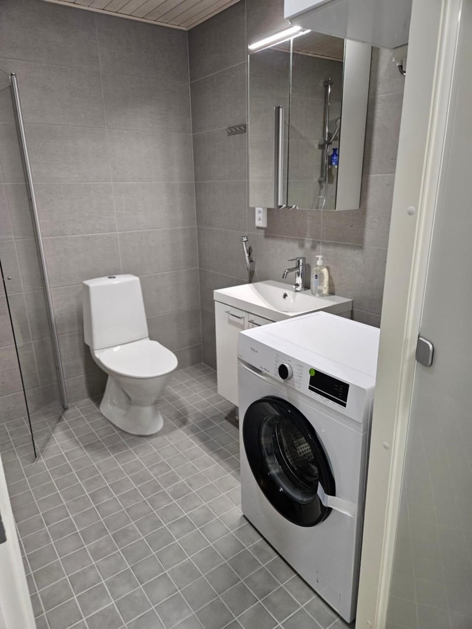 Shower, Toilet, Bathroom, washing machine, dryer