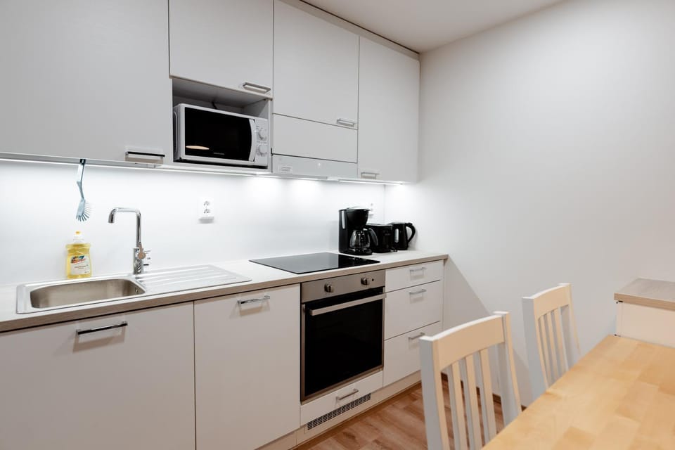 Coffee/tea facilities, Kitchen or kitchenette, Dining area, dishwasher, oven, stove, toaster