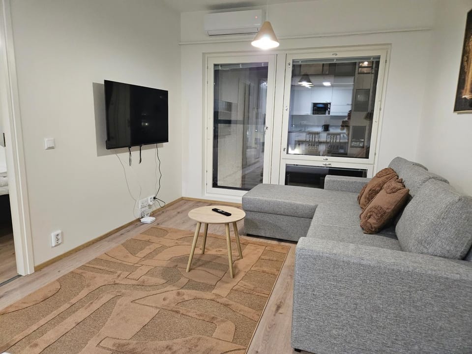 TV and multimedia, Living room, Seating area, Evening entertainment