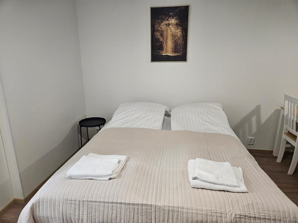 Bed, Bedroom, towels