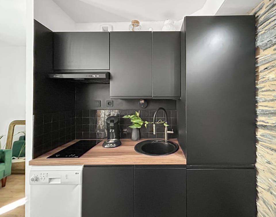 Kitchen or kitchenette, oven, stove