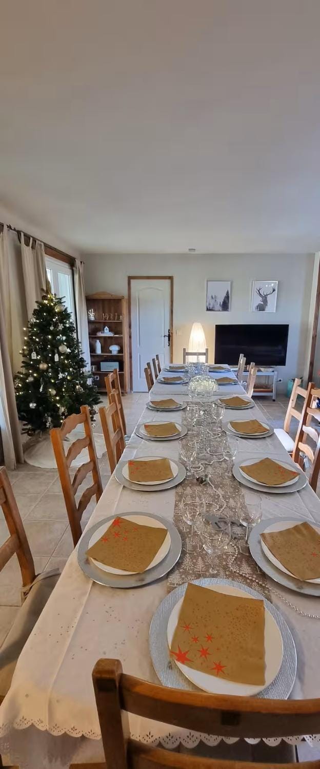 Living room, Seating area, Dining area, Family