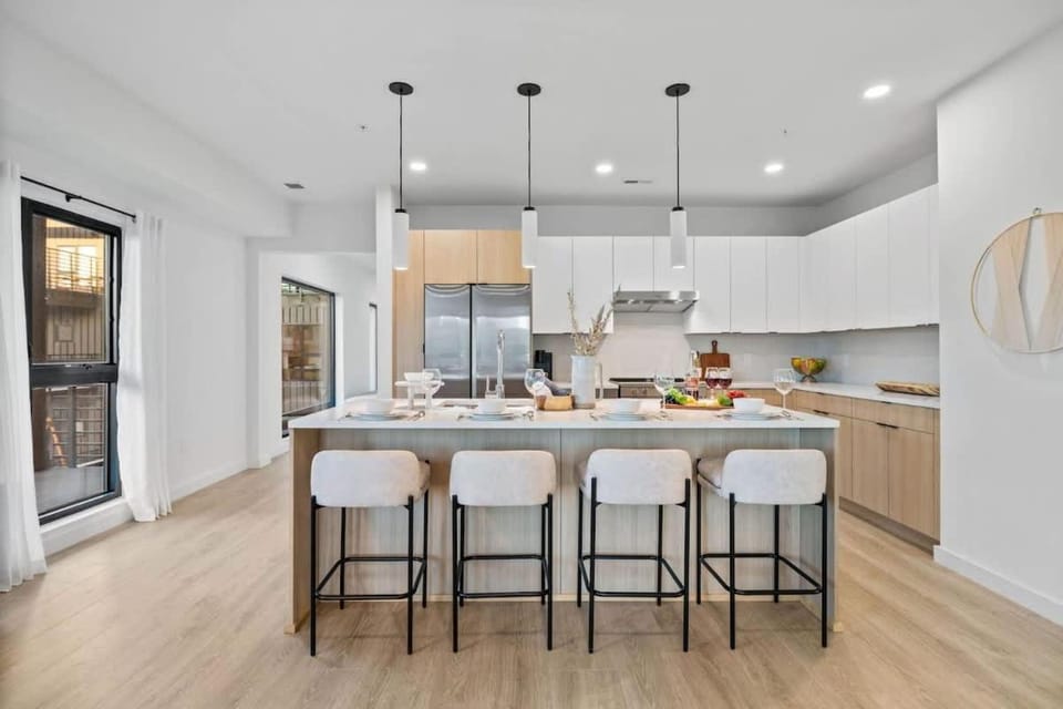 Hyve -Tropical Peach -Walk to Broadway - Pool&Gym! House in The Gulch