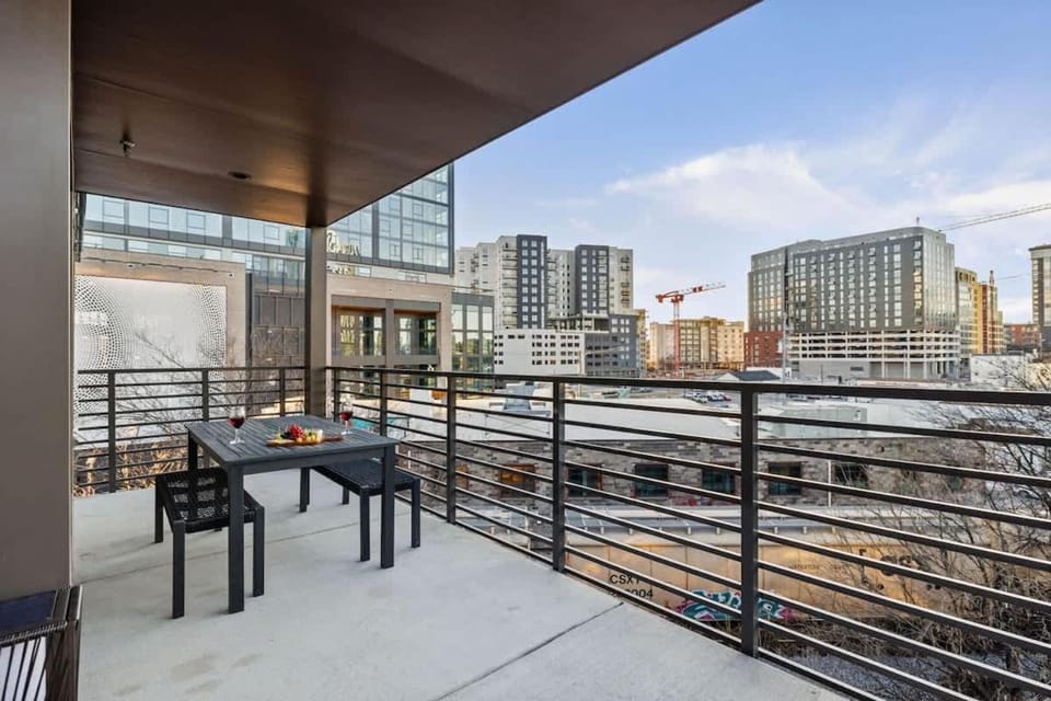 Hyve -Tropical Peach -Walk to Broadway - Pool&Gym! House in The Gulch