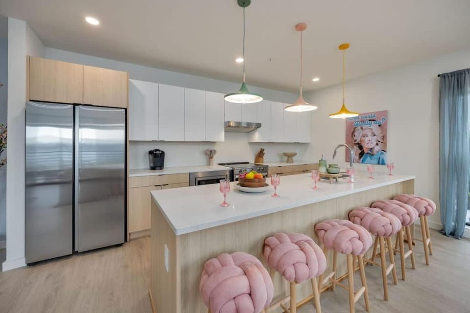 Hyve-The Dolly Parton Experience-Private Balcony House in The Gulch