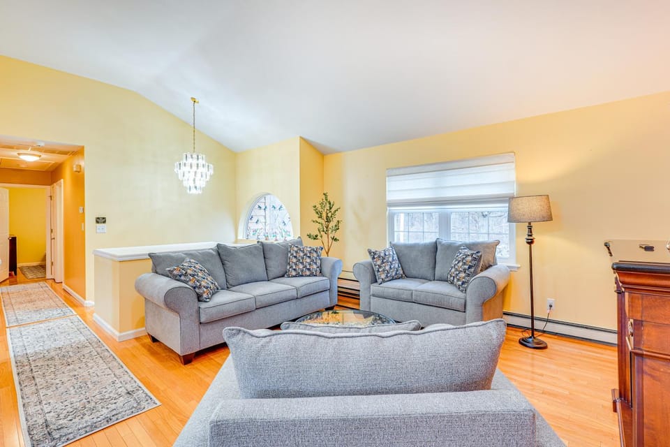 4 Mi to Hudson River: Cozy Newburgh Home! House in Hudson Valley