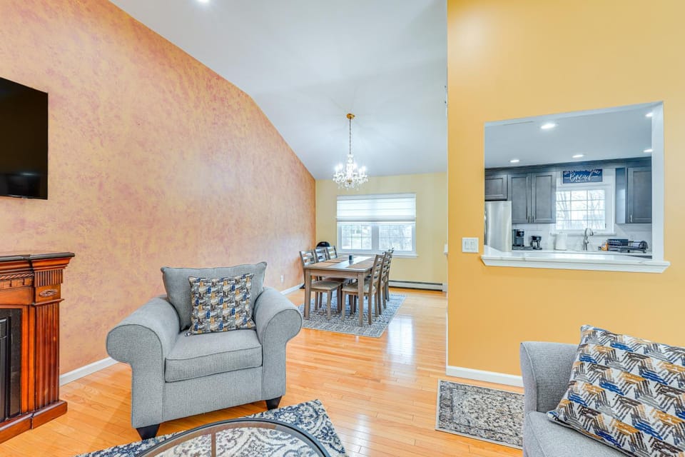 4 Mi to Hudson River: Cozy Newburgh Home! House in Hudson Valley