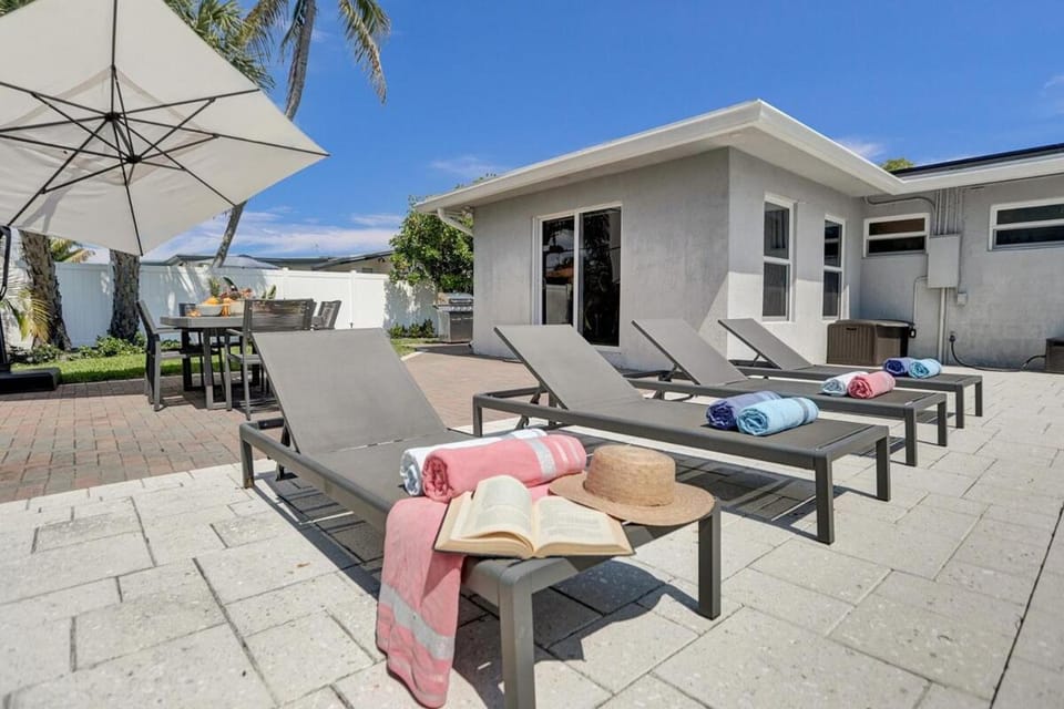Property building, Patio, Day, Balcony/Terrace, Seating area, sunbed
