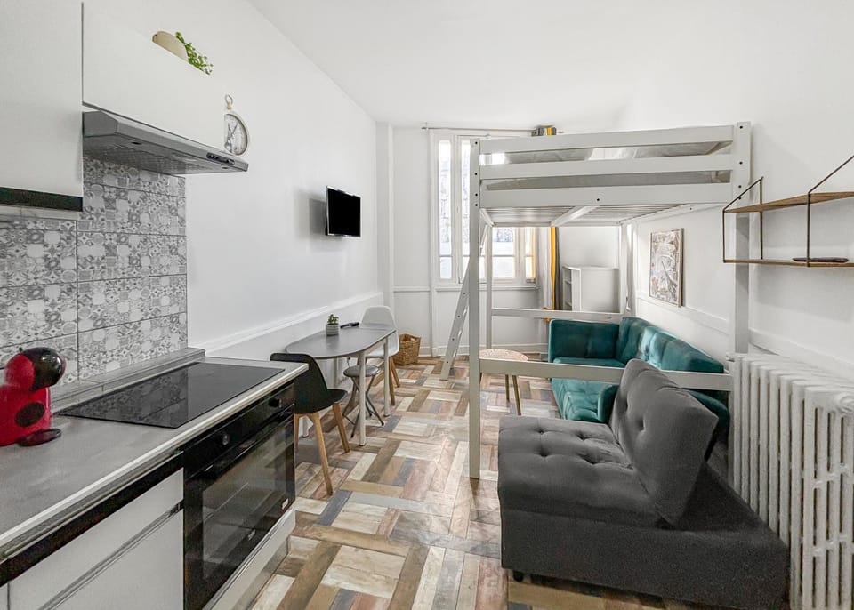 TV and multimedia, Kitchen or kitchenette, Living room, Dining area, stove