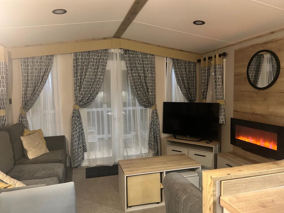 Hafan y Mor Park 3-Bed Caravan Sleeps 8 Pets Ok Chalet in Wales