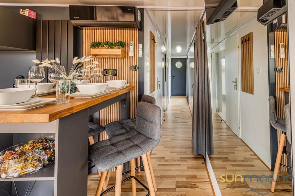Kitchen or kitchenette, Living room, Seating area, Dining area