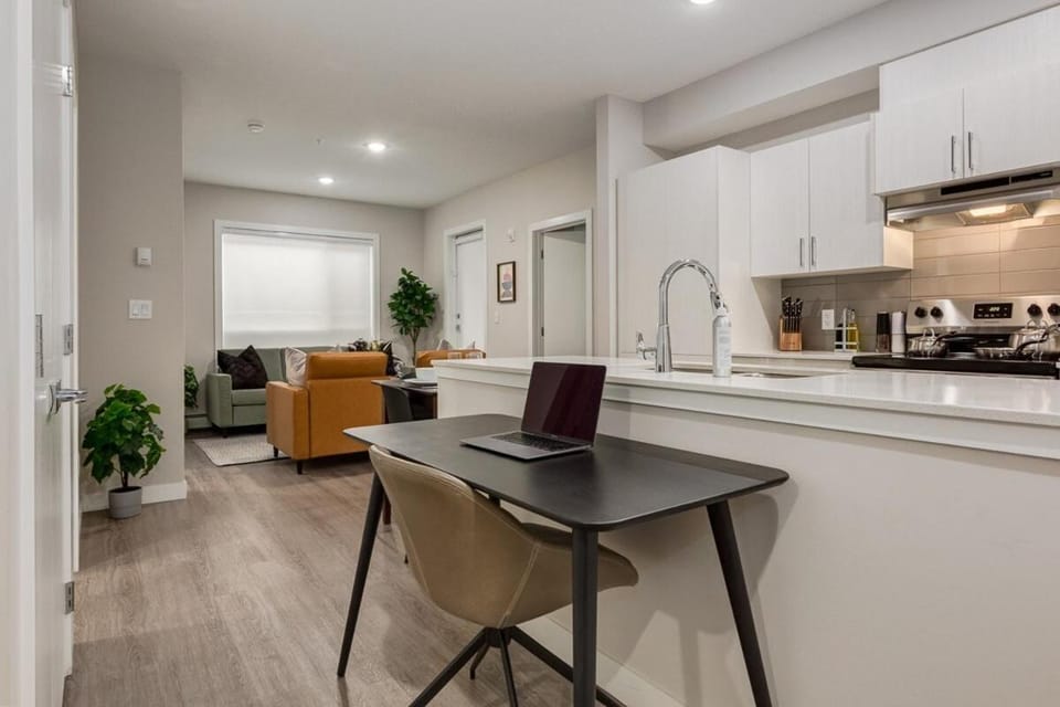 Free Parking, Pet Friendly, Close to DT Apartment in Calgary