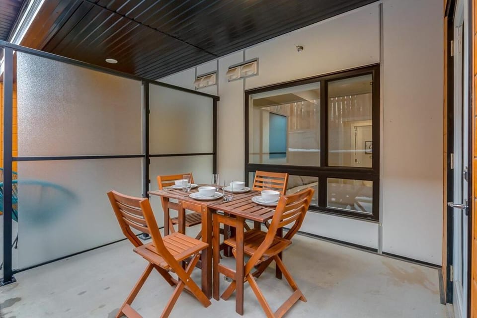 Free Parking, Pet Friendly, Close to DT Apartment in Calgary