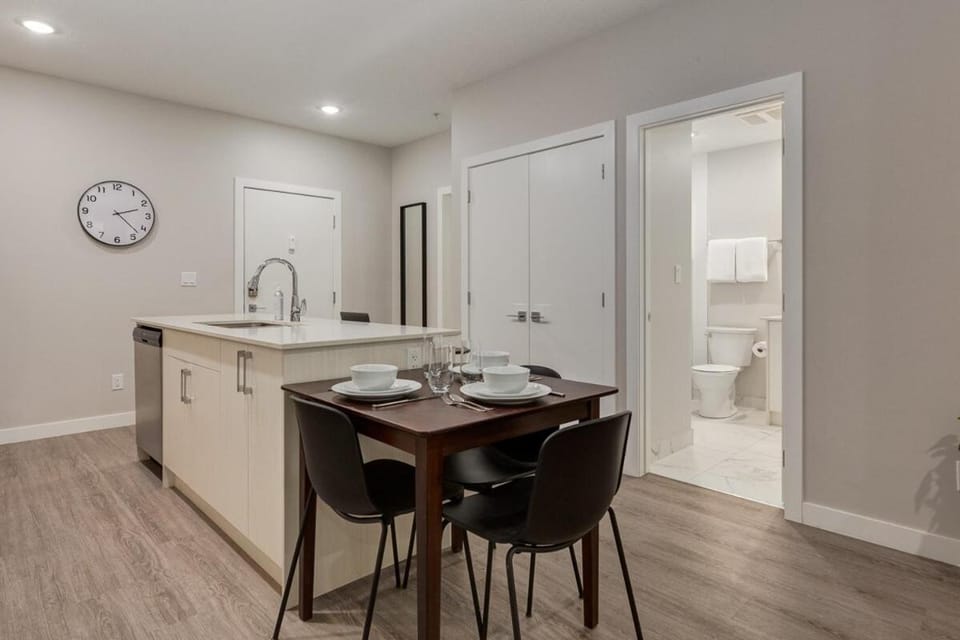 Free Parking, Pet Friendly, Close to DT Apartment in Calgary
