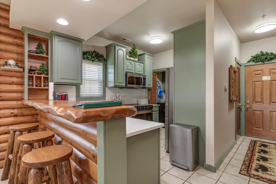2BR Village At Indian Point 608 near SDC-Free Tickets Daily up to $500 Value House in Indian Point