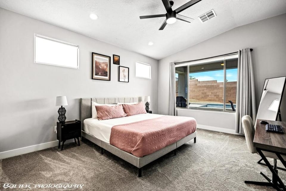 Bed, TV and multimedia, Photo of the whole room, Bedroom